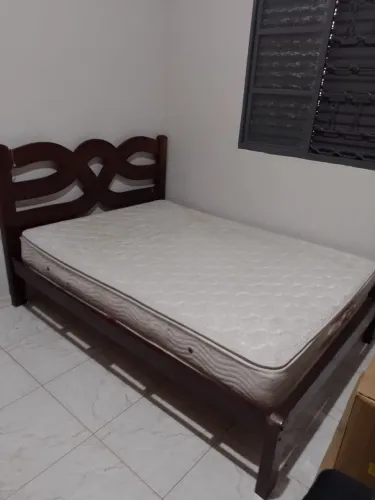 Cama de madeira de casal 