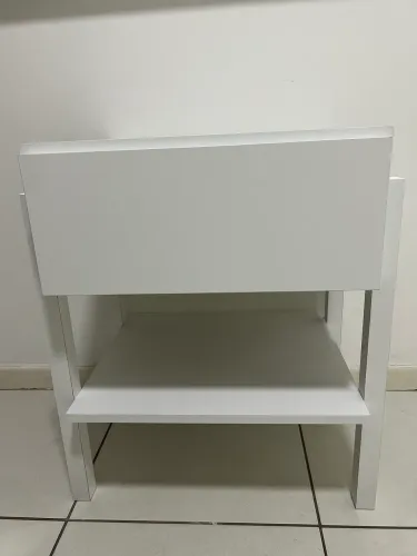 Duas mesas de cabeceira em MDF.