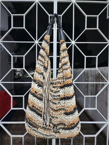 Bolsa feminina grande em couro legítimo mesclado em preto