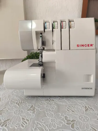 Máquina overloque Singer