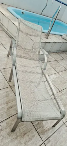 Espreguiçadeira de piscina em tela com base inox