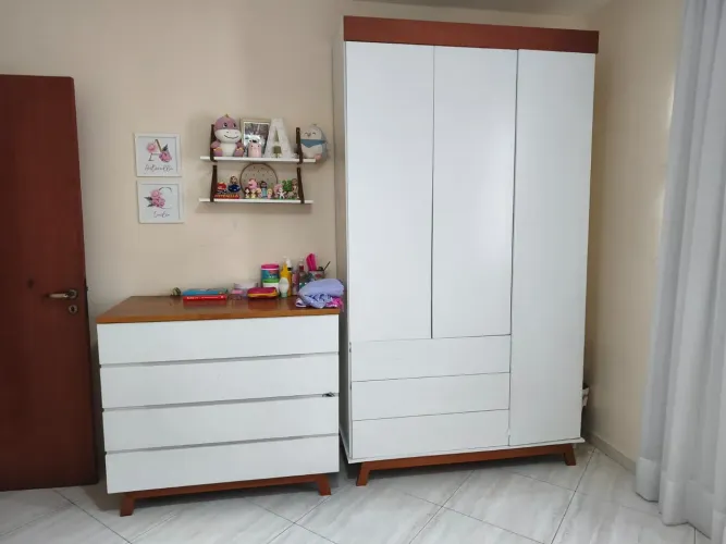 Jogo de Quarto Infantil Completo em MDF e Madeira (Guarda-Roupa + Cômoda + Berço + Cama)