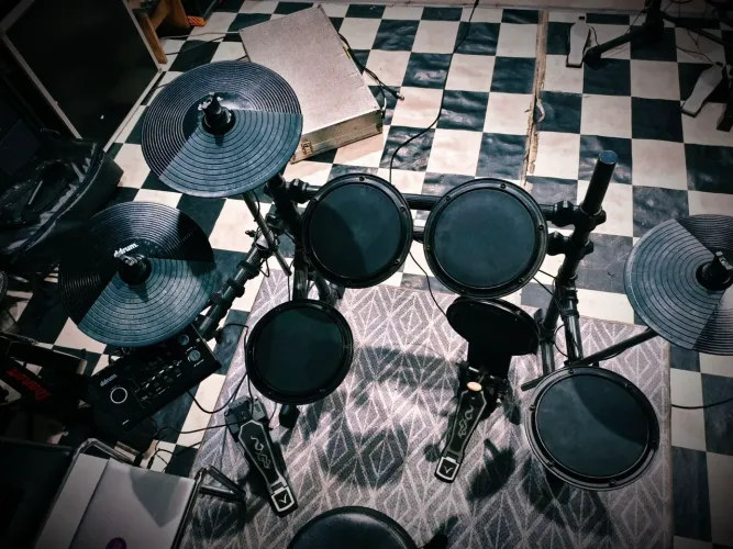 Bateria eletrônica ddrum dd1 com pele mesh na caixa + fonte + baqueta + banco