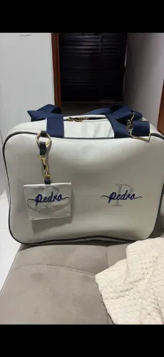 Enxoval de bebê cinza com detalhes azul personalizado com o nome Pedro
