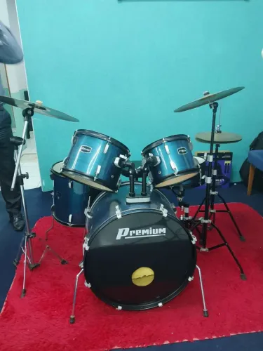 Vendo Bateria semi Nova $3.000