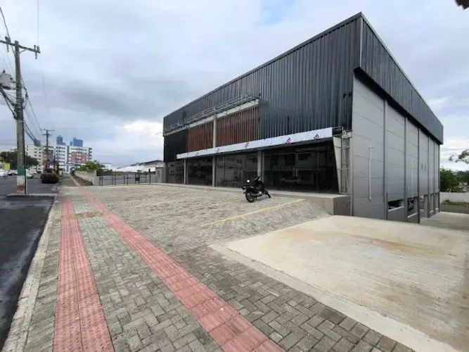 Sala NOVA 200m² com AMPLO estacionamento DIRETO com proporietário em local de ALTO fluxo 