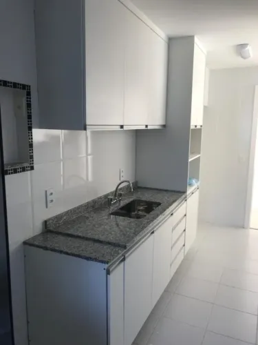 ALUGA-SE EXCELENTE APARTAMENTO NO RECREIO DOS BANDEIRANTES