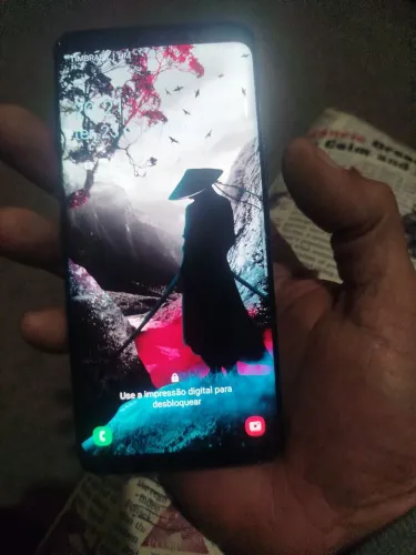 Samsung Galaxy S9 com detalhes no vidro mas fucionando perfeitamente