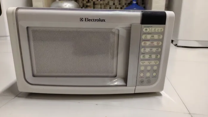 Microondas eletrolux 31 litros com marcas de uso, funcionando perfeitamente.