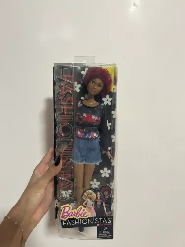 Boneca Barbie Fashionistas #33, conhecida como "Fab Fringe"