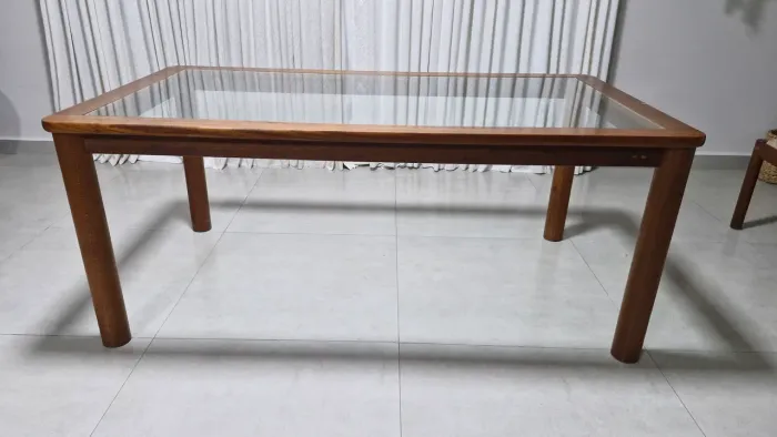 VENDO MESA DE MADEIRA MACIÇA COM TAMPO DE VIDRO