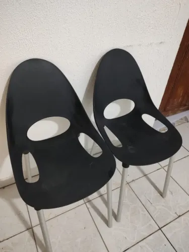 2 Cadeiras Tramontina Elisa em Polipropileno Preto com Pernas de Alumínio Anodizado
