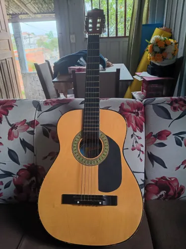 Vendo Violão usado básico,não é eletrônico.Se encontra em perfeita condições corda de aço.