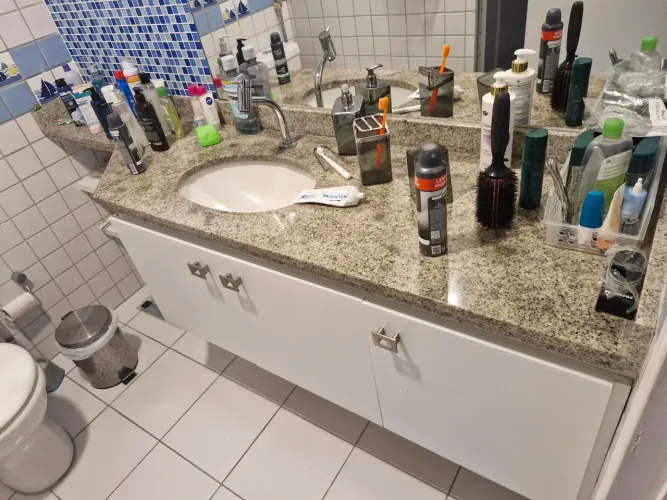 Balcão de granito e movel para banheiro com torneira