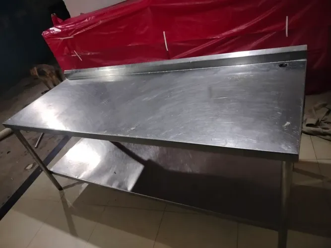 Mesa de inox gigante