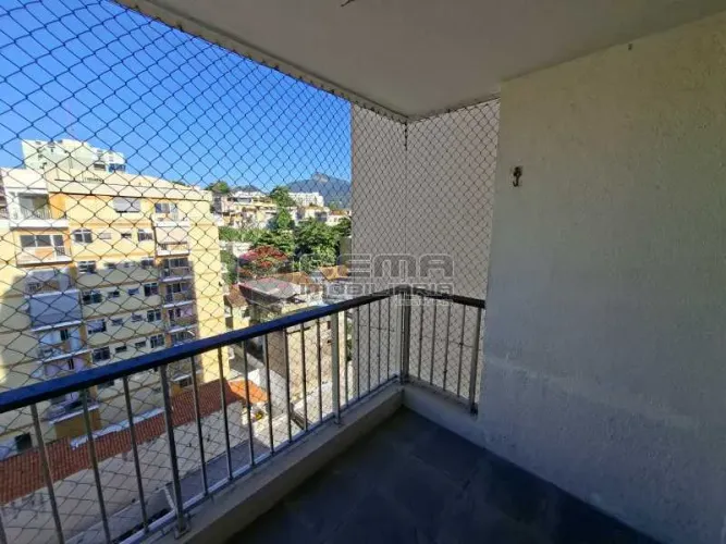 Localizado a apenas 5 minutos da estação Estácio do metrô