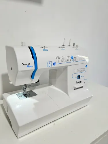 Máquina de costura Elgin Genius Plus