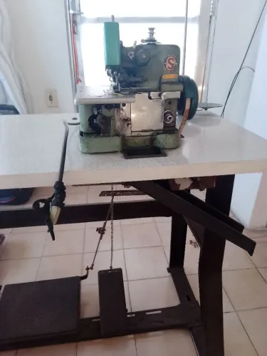 Máquina overloque bem conserva *da