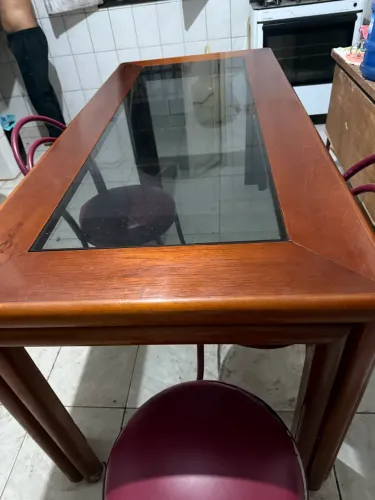 Vendo mesa de jantar 6 lugares com tampão  de vidro  