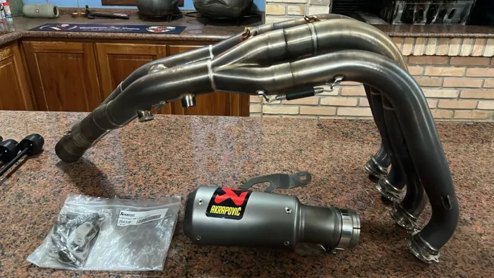 Coletor inox Akrapovic ponteira Titanio 