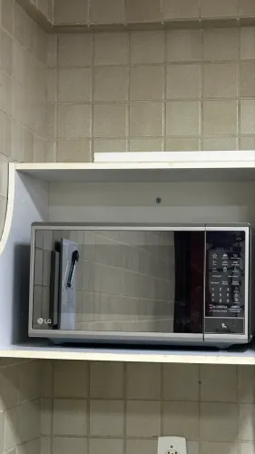 Micro-ondas LG 30 litros Prata Nobre Limpa Fácil - MS3095LRA