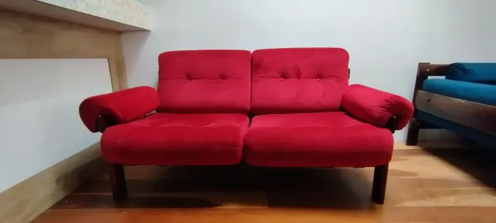 Sofá Jean Gillon Original - Design Vintage estrutura na madeira imbuia - Dois lugares