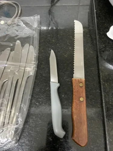 Faqueiro com 11 garfos inox, 11 facas inox, 1 faca pão e 1 faca corte