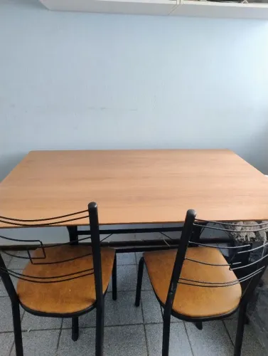 Mesa envelopada com 4 cadeiras, seminova