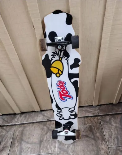 Skate Longboard obs: Uma das rodinhas está quebrada .