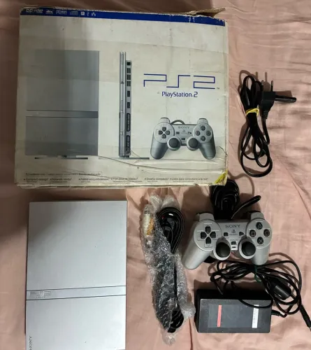 PLAYSTATION 2 SLIM PRATA SCPH-77000, na caixa com cabos e controle. 