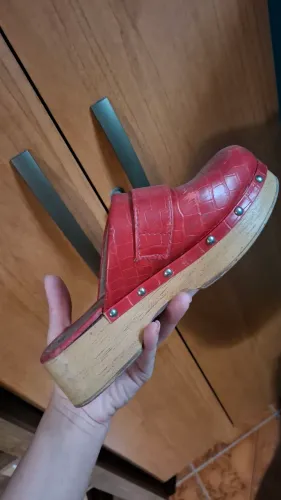 Tamanco Clog Vintage Madeira e Couro Vermelho Croco - Estilo Retrô