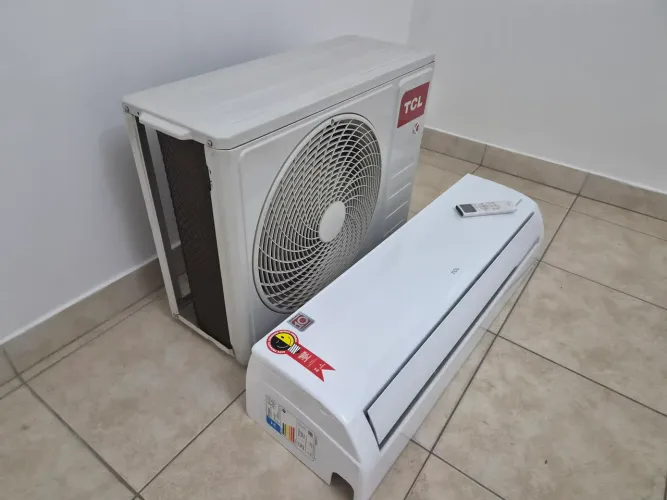 AR CONDICIONADO TCL INVERTER 24.000 BTUS. 1 ano e meio que instalou e pouco foi usado.