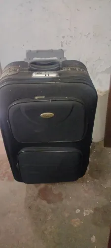Malas de viagens uma no porte grande e uma pequena estão seminovos 