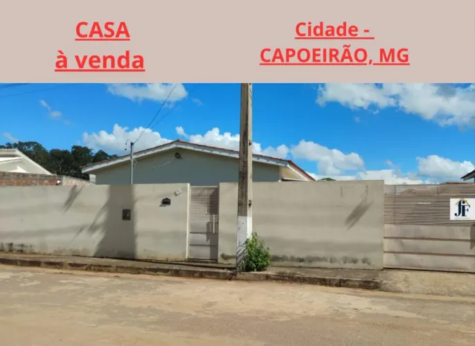 Casa à venda no Centro de Japaraíba-MG: 4 quartos, 2 salas, 1 banheiro e 2 vagas de garage
