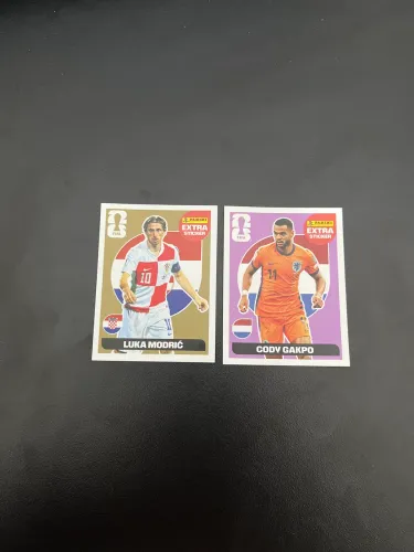 Stickers Extra Panini Copa do Mundo - Luka Modric (Ouro) e Cody Gakpo (Base/Roxo)