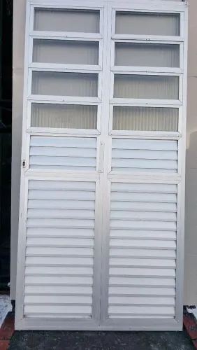 Porta de alumínio de correr 1.05 de largura por 2.14 de altura 