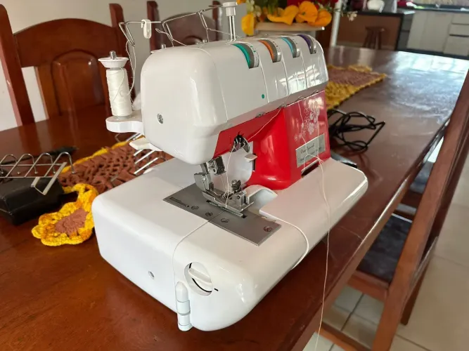 Maquina de costura overlock