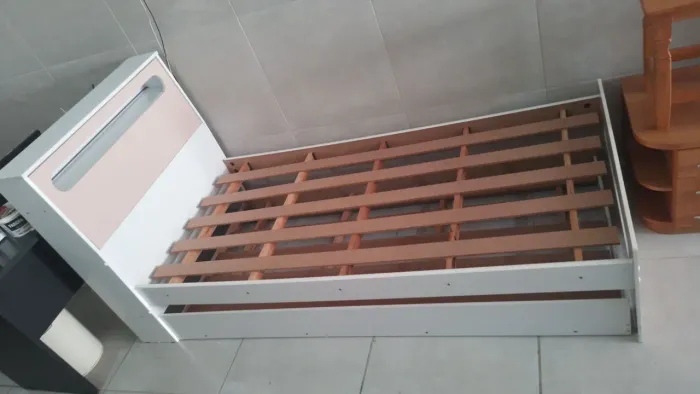 Cama de solteiro com auxiliar 
