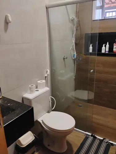 Alugo 1 quarto na Samambaia Norte na QR 401 somente mulheres solteiras sem filhos.