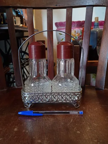 Antigo galheteiro de vidro com suporte em metal (ref:227)