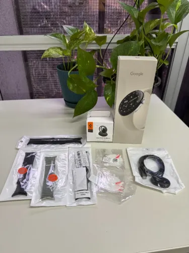 Google Pixel Watch 4, 45mm, 4 Pulseiras extras, Carregador Extra, Case e Base Spigen, Novo