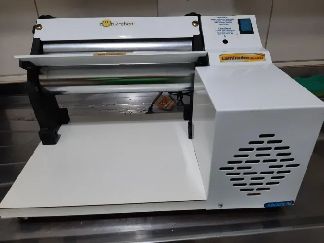 Máquina elétrica para fazer macarrão.