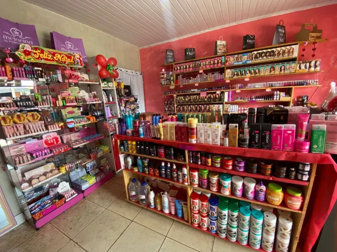Passo ponto de loja de cosméticos montada com os produtos 