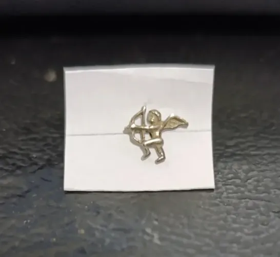 Brinco avulso prata  grafite cupido. Medida 0,8cm