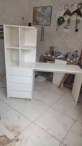 Mesa de escritório em MDF branca com nicho e gavetas - Nova