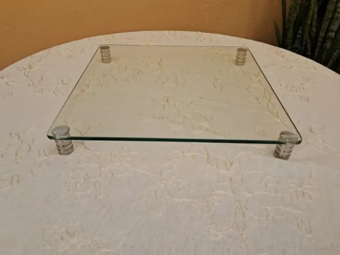 Prato de Bolo - Vidro - Tabuleiro Quadrado - 35 x 35 com pezinho em alumínio.