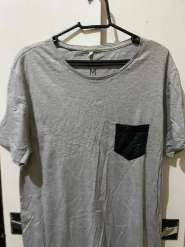 CAMISA CINZA COM DETALHES PRETO OVERSIZED