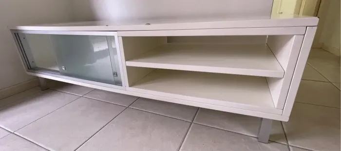 Móvel/Rack para TV em madeira  maciça de laca branca 2 portas de vidro e prateleiras 