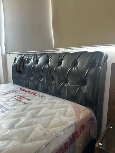 Vende-se cabeceira estofada courino preta