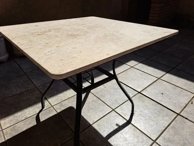 Mesa Granito com pés de ferro